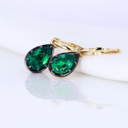 18K Yellow Gold Prong Setting With 6*8mm Pear Cut Lab Grown Emerald  Earrings 